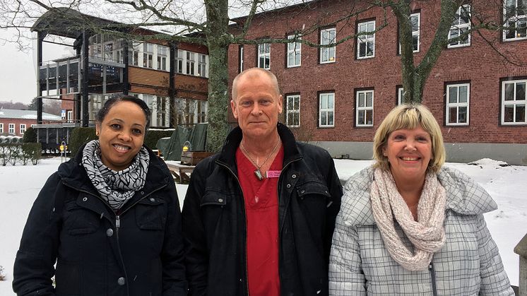 Undersköterskorna Yodith Alazar, Thomas Olsson och Anne-Marie Österberg är glada över att deras äldreboende, Lillhagsparken 9, har röstat ja till att pröva intraprenadformen.  Foto: Birgitta Löwing Kiser/Norra Hisingen