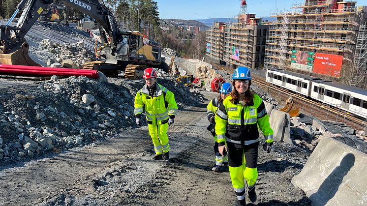 Sporveien må sprenge bort betydelige masser for å bygge traseen fra nye Hellerudtunnelen opp til Hellerud T-banestasjon. Da kan ikke T-banen kjøre rett ved siden av, forteller utbyggingssjef Hanna Rachel Broch (t.h) i Sporveien.