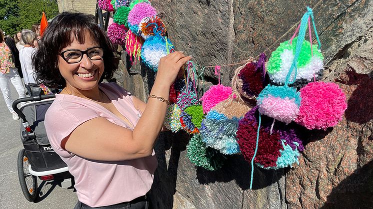 Azadeh Esmaili Zaghi visar garnbollarna som bland annat ska pryda invigningen av Kulturhuset Bergsjön.