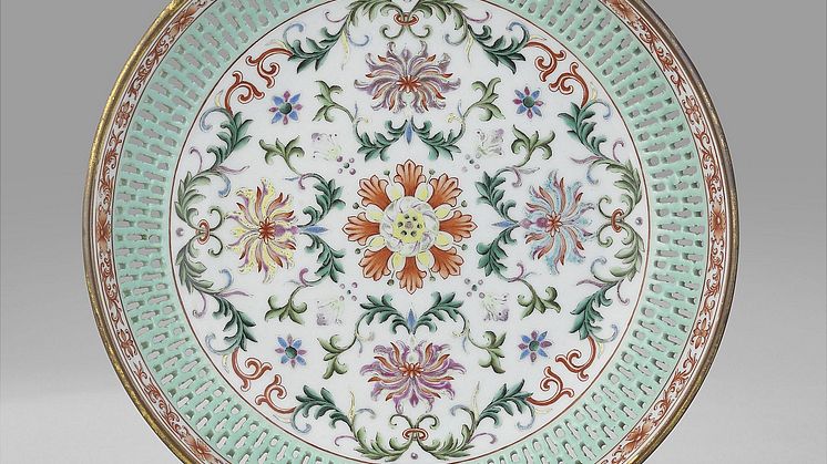 1102. A Famille Rose Reticulated Dish Utrop: 200 000-400 000 SEK