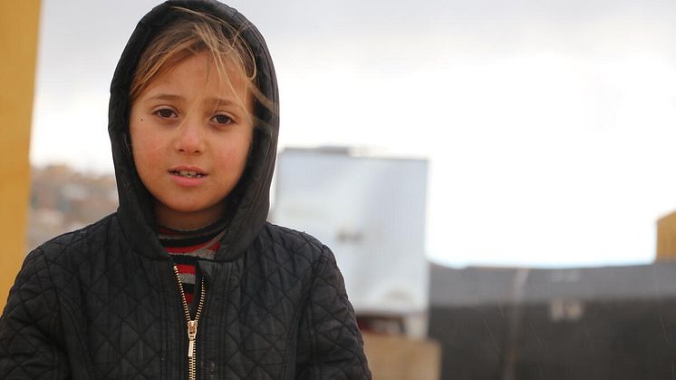 "Jag önskar att få leva i vilket annat land som helst, där jag kan vara trygg och där det finns skolor och leksaker." säger Lara, 7 år. För tre år sedan tvingades hon fly från sin hemstad. I dag bor hon i ett tält i Idlib.