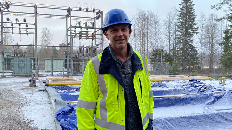 Elnätchef Stefan Lundström vid ställverket i Rosvik, som nu byggs om till en inomhusanläggning.