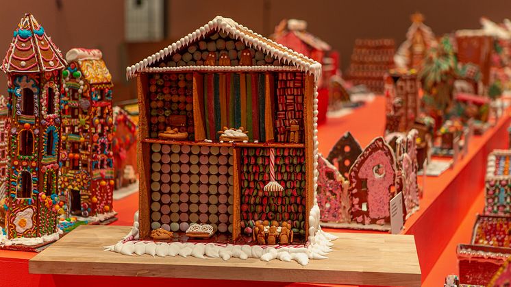 På temat Tillsammans har Tea Malmegård byggt ett #pepparkakshem som ställs ut på ArkDes i Stockholm.