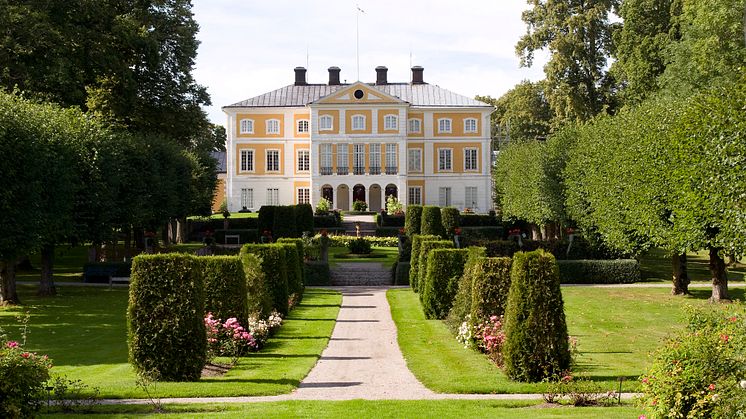 Till godset hör 2200 hektar mark och en herrgårdspark med köks-, frukt-, humle- och stilträdgård. Här växer ca 290 fruktträd och i de levande samlingarna finns också rosor, pelargoner och pioner. 