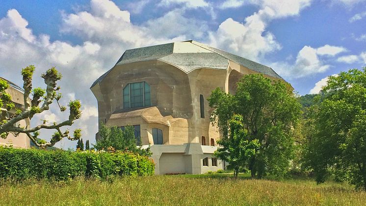 Das Goetheanum – ein Gesamtkunstwerk, eingebettet in die Landschaft (Foto: Sebastian Jüngel)