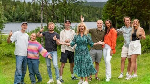 Her er Cathrine Fossum med årets deltakere i Sommerhytta. Fra venstre: Benjamin Marthinsen, Eli Rebekka Haugen, Petter Nohr, Herman Winger Ramm, Håvard Skille Midtgård, Leona Halset Williams, Patrick Gjertsen Hernæs og Heidi Stangjordet. Foto: TV2