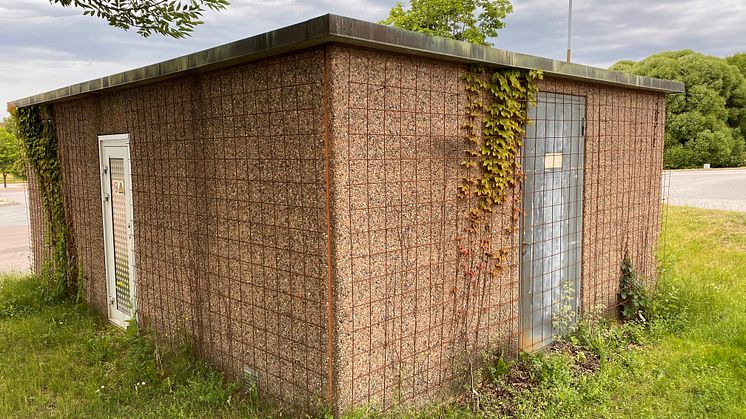 Elstation med armeringsjärn och växter
