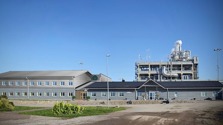 SunPine uppför ytterligare fabrik och Piteå Näringslivsfastigheter kommer att bygga på deras kontor (till vänster på detta arkitektperspektiv).