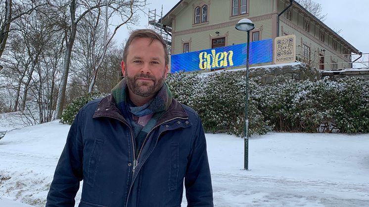 Kultur- och stadsmiljöborgarråd Jonas Naddebo (C) framför annexet vid Smedsudden.