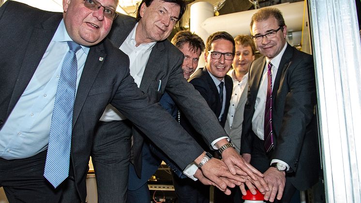 Rehaus Hauptamtsleiter Hans-Peter Zeeh (l.) und Bürgermeister Michael Abraham (4.v.l.) mit Werner Dehmel, Robert Budde, Ralf Schwarz und Dr. Alexander Fenzl (v.l., Bayernwerk) bei der Übergabe des BHKW im Schul- und Sportzentrum. Bild: Uwe von Dorn