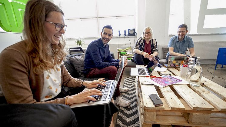 Emma Gunnebrink är VD för Dedecco, ett av de företag som huserar hos Think. I bakgrunden Alexander Bastien, Jenny Sandberg och Casper Fabricius.