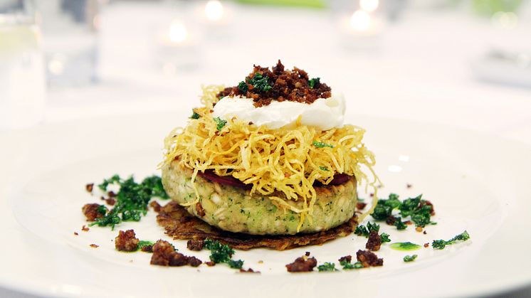 Grön bön- och grynburgare med broccoli på potatis- och sötpotatisråraka med pocherat ägg, friterade isterband, friterad persilja och persiljeolja. Serverad med myntasås med lime.