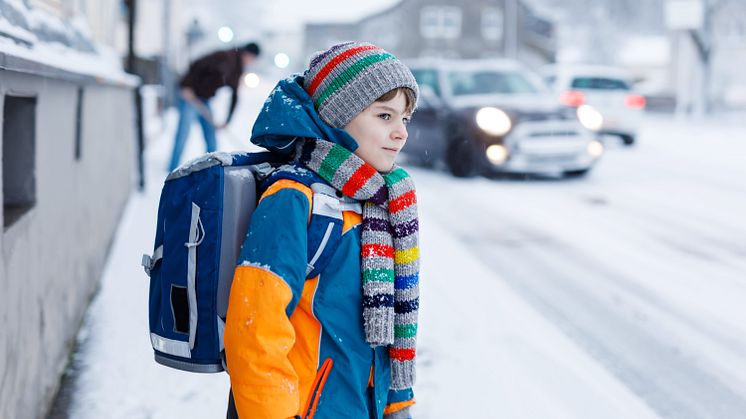 Im Winter ist besondere Vorsicht im Straßenverkehr geboten. Dunkelheit und Regen behindern die Sicht. 