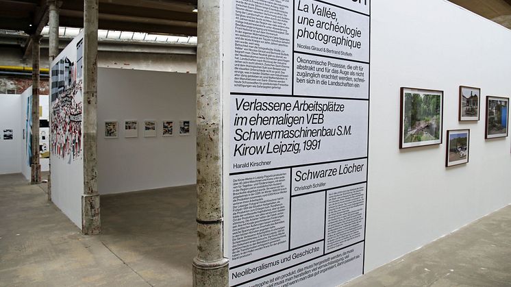 f/stop 8. Festival für Fotografie Leipzig - Blick in die Hauptaustellung in Halle 12