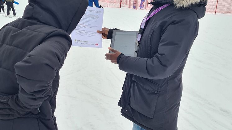 Beatrice Waleghwa, Doktorand inom Turismvetenskap vid Högskolan Dalarna träffade besökare i Sälen och Idre för att uppmuntra att delta i medborgarenkäten. 