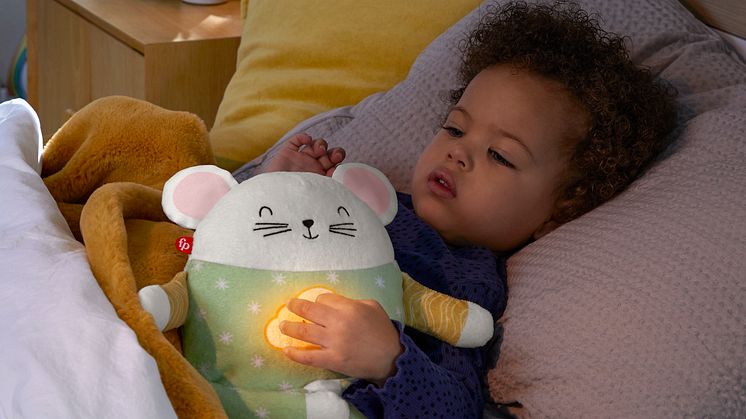 Um Familien die ersten achtsamen Schritte zu erleichtern, hat Fisher-Price gemeinsam mit Meditations-Expert:innen die Fisher-Price Meditations-Maus entwickelt. Besonders 2-5-jährige können mit dem gelassenen Begleiter entspannen und runterfahren.