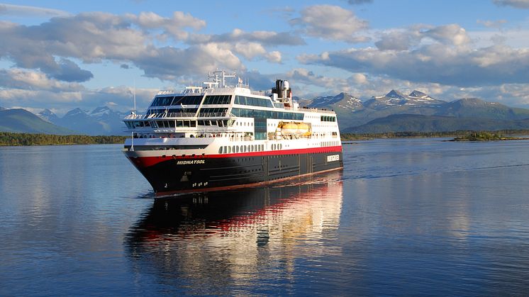 DRAR TIL SJØS:  Når syklister, media og støtteapparat i Arctic Race of Norway skal flytte seg langs Finnmarkskysten, reiser de som lokale har gjort i 125 år - med Hurtigruten. Foto: RETO ZWICK/Hurtigruten