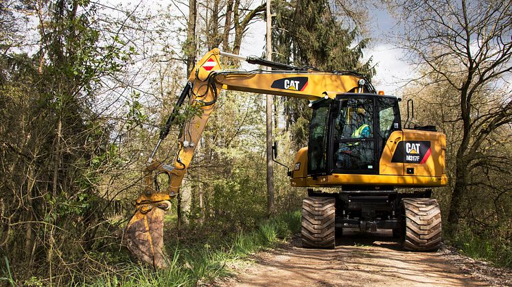 Cat M317F hjulgrävare i skog