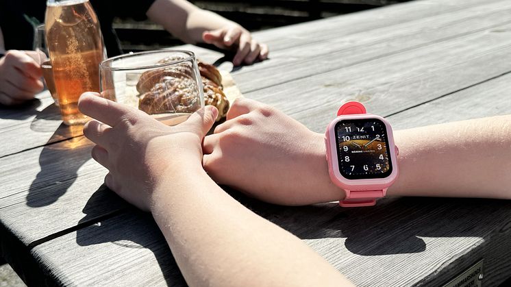 Med Safekids GPS-klocka kan barn både ringa och skicka meddelanden till godkända kontakter.