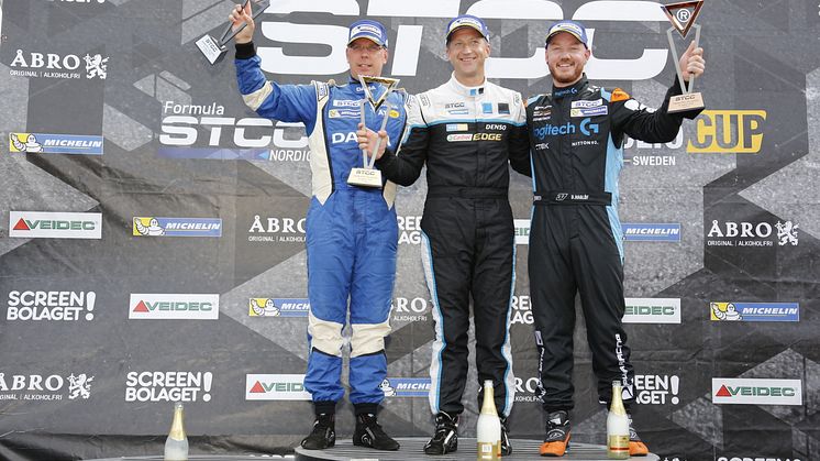 Mattias Andersson körde in på andra plats i första STCC-heatet i Karlskoga. I mitten segraren Robert Dahlgren och till höger trean Daniel Haglöf.