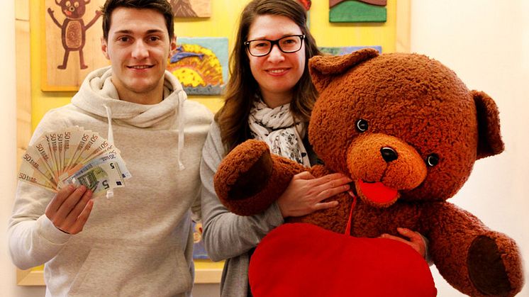 Erfolgreiche ebay-Aktion: Gianluca Marzullo versteigert Trikot und Fanschal