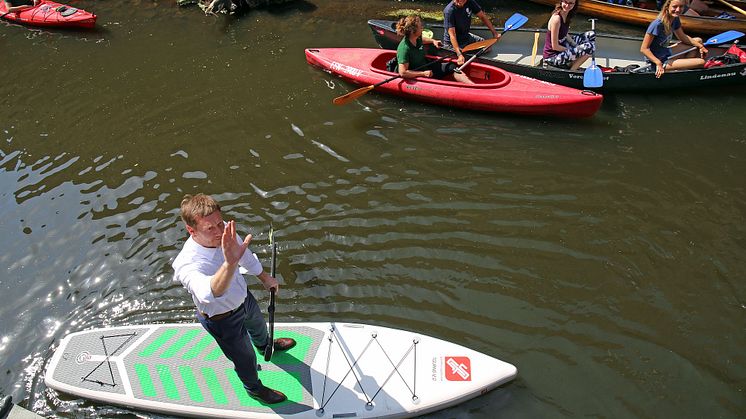 Michael Kretschmer versuchte sich auf einem Stand-Up-Paddle