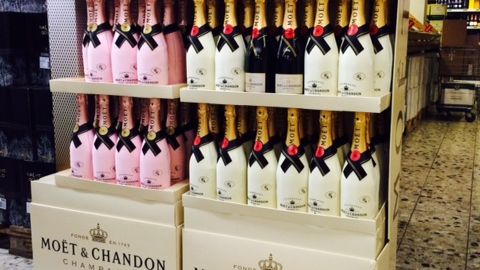 Edel im Design – stark im Einsatz:  Moët Hennessy setzt bei seinen Displays auf die 1.4 Viertelpalette von Pooling Partners