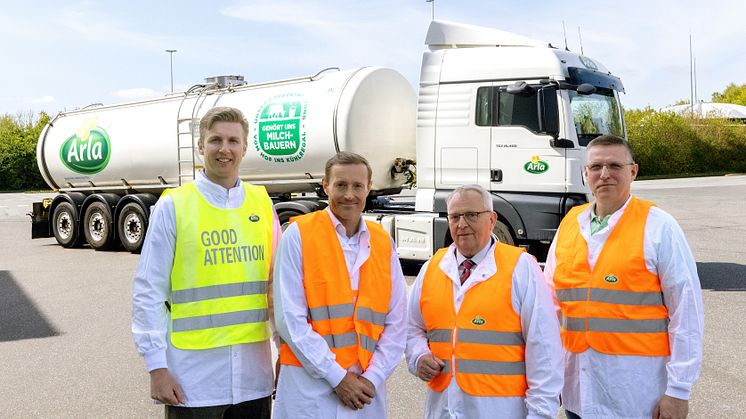 v.l.n.r: Harry Veldman und Kasper Thormod Nielsen (beide Arla Foods), Agrarminister Dr. Till Backhaus, Jens Oldenburg (Landwirt und gewählter Vertreter der Arla Genossenschaft). Foto: Silke Winkler