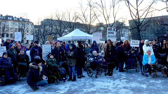 Hundratals personer slöt upp in Stockholm för att visa sitt stöd för LSS-lagstiftningen.