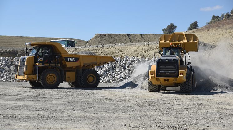 Svenske föraren Janne Hirsikangas i tävlingsmomentet "Load me up" vid europafinalen i Caterpillar Operator Challenge 2019.