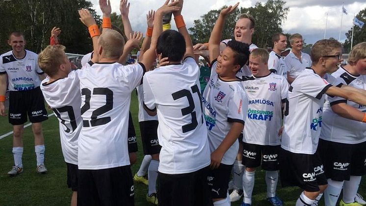 Funktionshinder inget hinder när kändismatch spelas