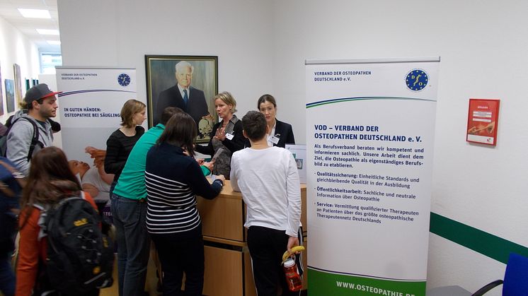 VOD informiert Osteopathie-Schüler am College Sutherland in Schlangenbad