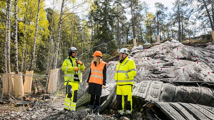 Miljöborgarrådet Katarina Luhr pratar med de ansvariga från entreprenören YIT efter den första sprängningen för nya avloppstunneln  