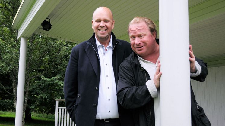 Lasse Kronér (till vänster) och Claes Malmberg (till höger) på herrgårdsscenen i Jonsered, Partille. Bild: Partille kommun.