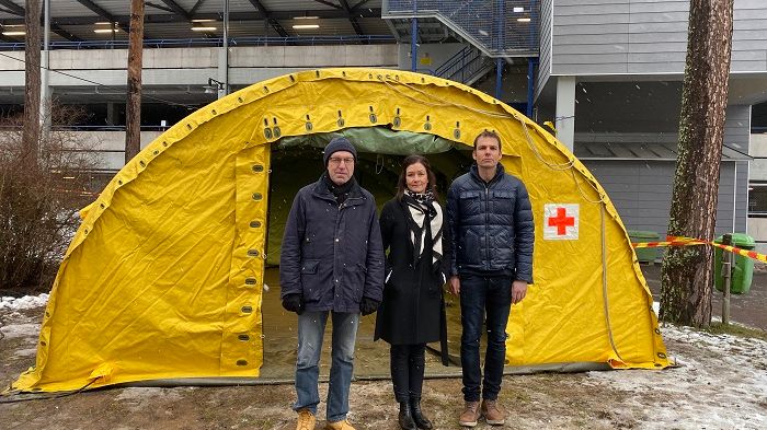 Smittskyddsläkare Anders Lindblom, Anna-Karin Meissner, avdelningschef infektionskliniken och Erik Degerman, verksamhetschef infektionskliniken, framför provtagningstältet i Falun den 4 mars.