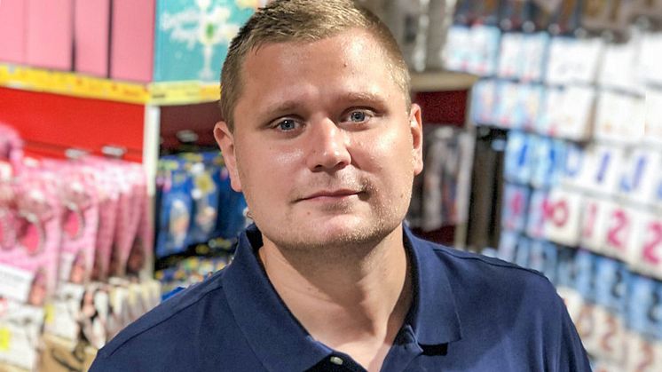 Joakim fyller hyllorna på Butterick’s med allt från skämt till maskeraddräkter