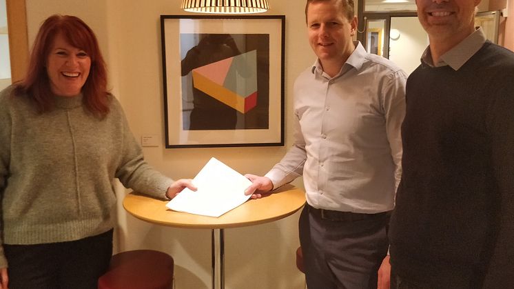Från vänster: Elinor Filipsson näringslivschef, Jens Wilhelmsson VD Bluebird Medical AB och Johan Gerremo mark- och exploateringschef