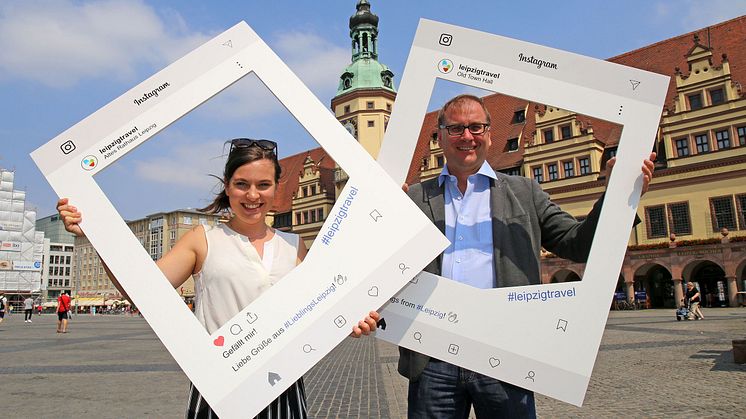 Eingerahmt: Studentin Sophie Richter und Dr. Anselm Hartinger, Direktor des Stadtgeschichtlichen Museums Leipzig, testen die neuen Instagram-Rahmen vor dem Alten Rathaus in Leipzig