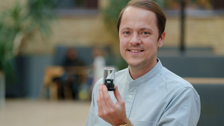 Konstnär Erik Olof Wiklund porträtt med dalahäst.jpg