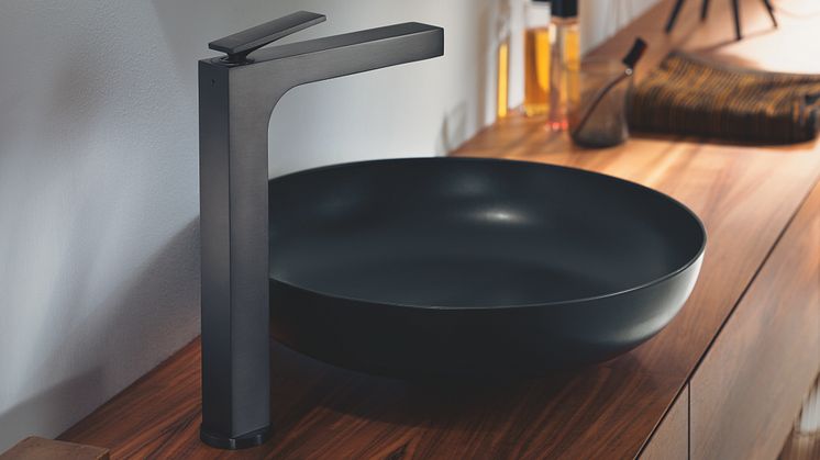 Diskret og alligevel umiskendeligt luksuriøs med påfaldende plane overflader, der smukt reflekterer lyset. Med sine afbalancerede proportioner og elegante geometri egner kollektionen sig perfekt til alle badeværelsesmiljøer.