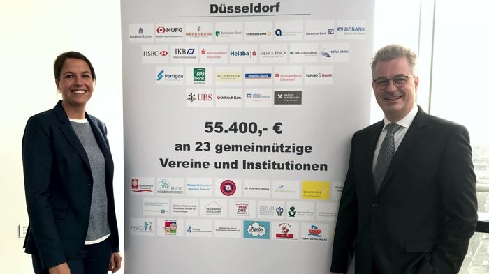 Janina Neußer, Unternehmenskommunikation der apoBank, und Jörg Peter Cauko, Berater Standesorganisationen, bei der Spendenübergabe der Bankenvereinigung Düsseldorf. (Foto: apoBank)