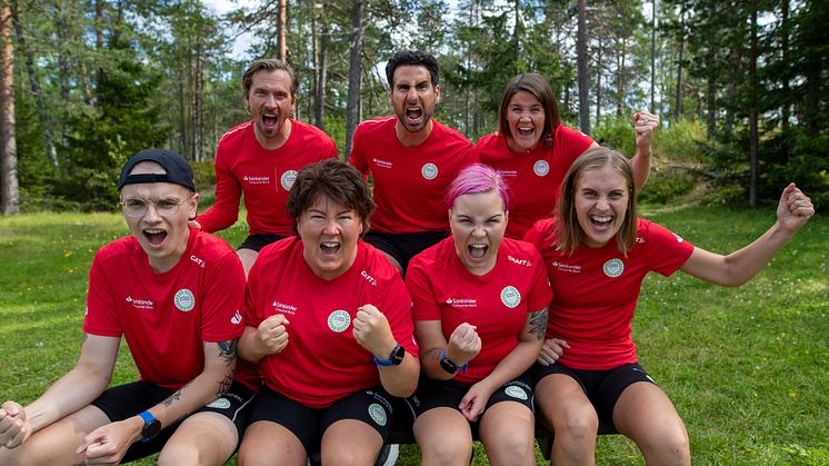 Min Klassikers mentorer Johan Olsson, Stephan Wilson och Annie Thorén tillsammans med deltagarna Rasmus Axelsson, Lotta Holmgren, Roosa-Maria Savonen och Malin Källgren. Fotograf: Jeff Thorén.