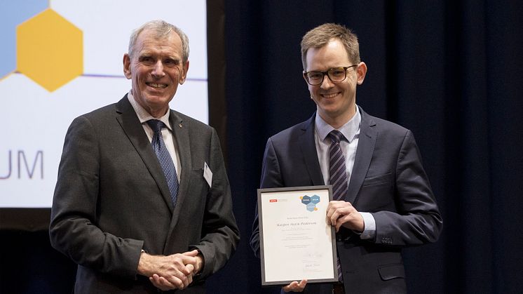Formand for Torkil Holm priskomitéen Klaus Bock overrækker Torkil Holm Prisen til professor fra Institut for Kemi ved DTU, Kasper S. Pedersen (foto: Tom Jersø)
