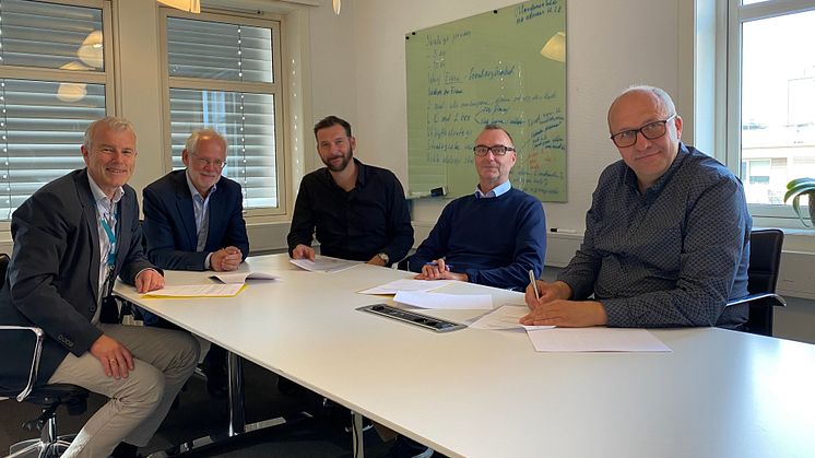 Kontraktsignering (fra venstre): Jørgen Stene og Hans Haugerud (begge Rambøll), Arne Reisegg Myklestad (DARK Arkitekter), Jon Chr. Simenstad og Torgeir Finnerud (begge Drammen Helsepark AS).