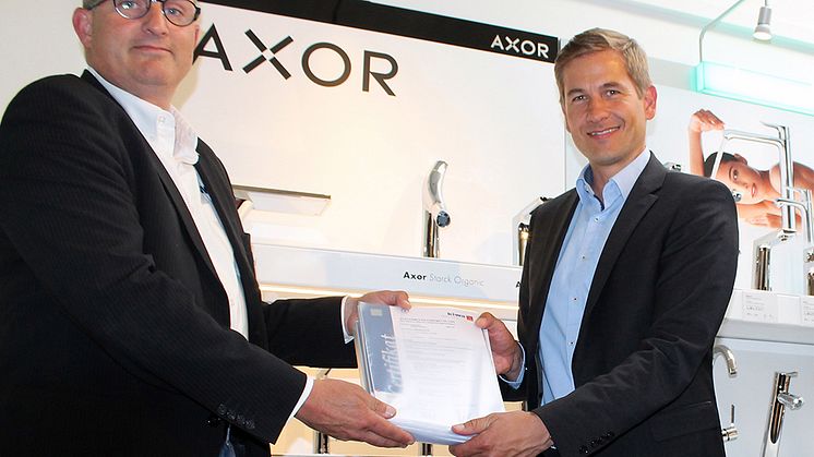 Thomas Leth (th.), General Manager Nordics og administrerende direktør, Hansgrohe Danmark, modtager de nye godkendelsescertificater fra Kiwas International business manager Vand & Gas, Marco van Brink (tv.).