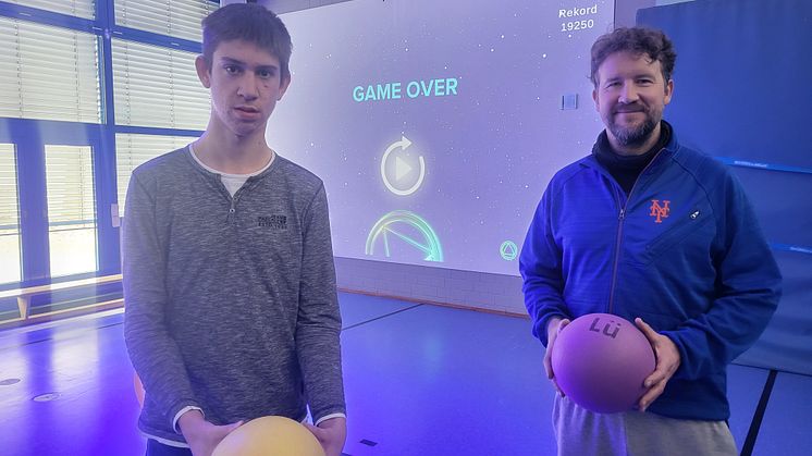 Gehört zum Schulalltag der Hermann-Schuchard-Schule: Das interaktive Spielfeld LÜ, mit dem die Schüler*innen um Nico (18) und Sportlehrer Thomas Hüsken bei der LÜ Galaktik-Weltmeisterschaft sich gegen Teams aus der ganzen Welt durchgesetzt haben.
