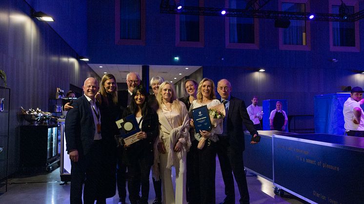 Det var en stolt gjeng fra Mester Grønn som tok i mot prisene for Årets butikkjede 2023 og Årets markedsaktivitet 2023.