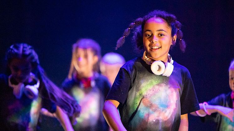 Ivrige danseelver fra forestilling høsten 2021. Foto: Oliver Paulsson