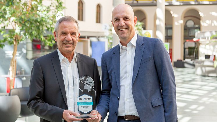 Stefan Hattenkofer (rechts), als Vorstand für das Individualkundengeschäft zuständig, gratuliert dem Direktor für Private Banking, Günter Zehner (links), für das dritte Testsiegel „Bestes Private Banking in München“.
