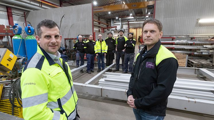 Niklas Jälmevik, Regionchef Väst, och Peter Johansson, Avdelsningschef Svets i Skövde framför några av medarbetarna på den nya gemensamma svetsavdelningen i Skövde